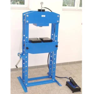 Hydraulický lis Autotech připraven v dílně