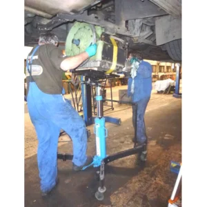 Práce s hydraulickým zvedákem pro montáž a demontáž agregátů