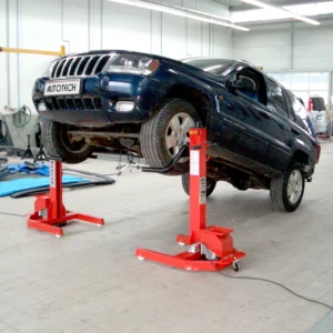 Stranové zvedáky s motorem zvedající celou přední polovinu automobilu