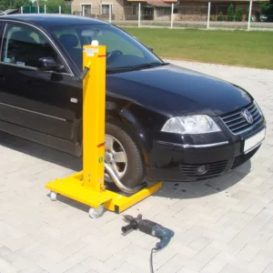 Stranový zvedák s vrtačkou připraven ke zvednutí vozu za kolo