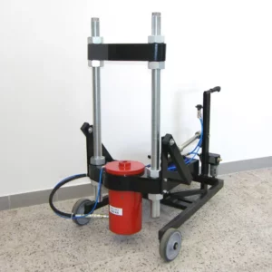 Hydraulický lis na vylisování svislých čepů náprav autobusů a nákladních vozů