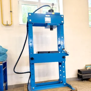 hydraulický lis s příčným posuvným válcem