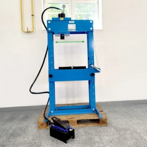 Hydraulický lis s příčným posuvným válcem